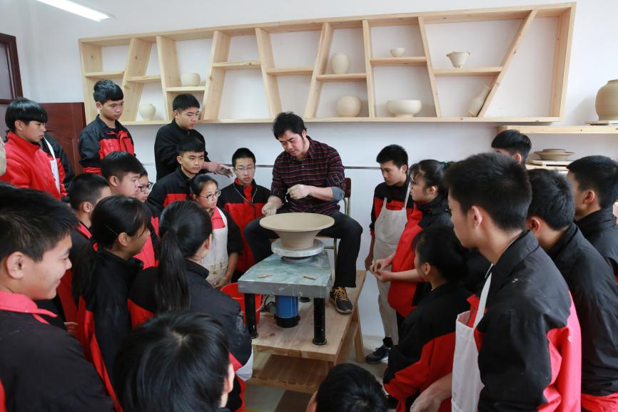 图:龙泉市中等职业公司聘请青瓷大师来校授课