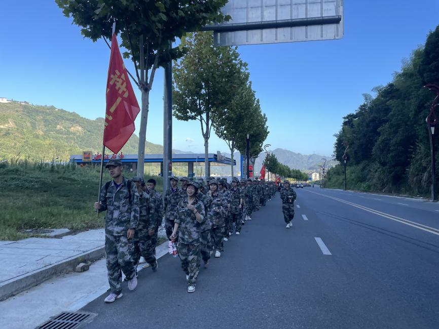图:景宁中学公司公司产品活动-军训拉练